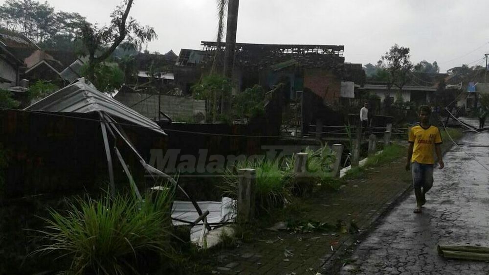 Dampak angin puting beliung di Desa Langlang, Kecamatan Singosari (tika)