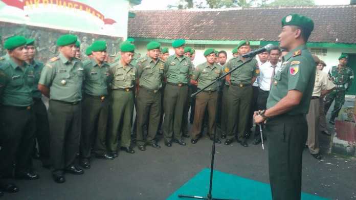 Dandim 0833/Kota Malang, Letkol Arm Aprianko Suseno memberi arahan anggota. (istimewa)