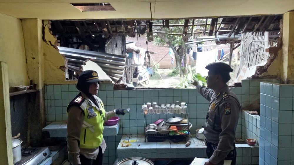 Dapur yang jebol karena ledakan LPG (Foto: Polsek Wonosari)