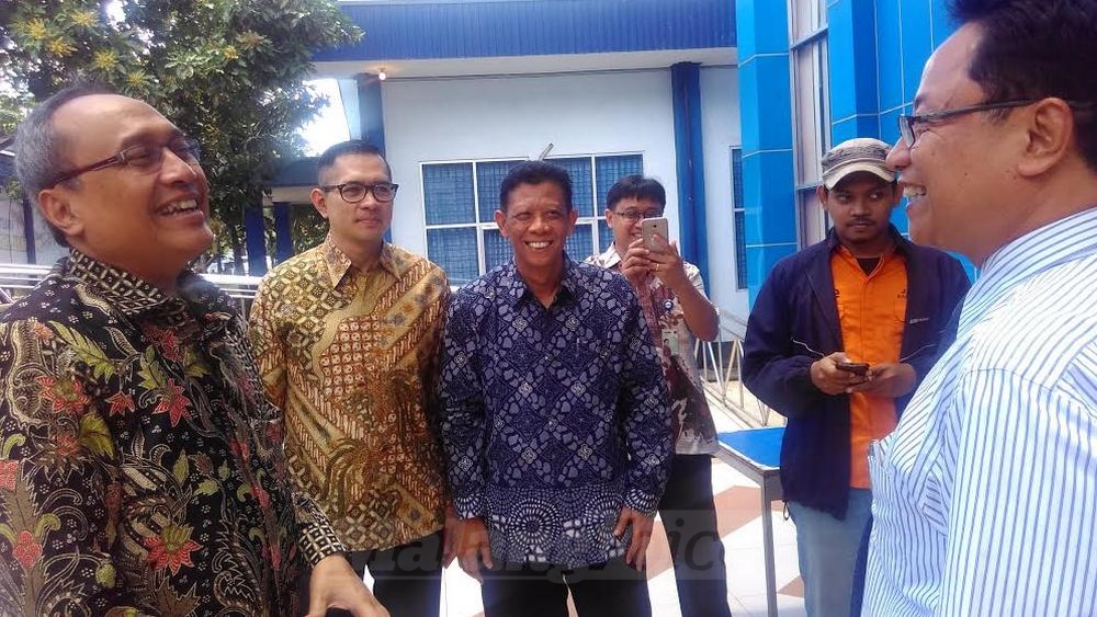 Direktur Polinema, Dr Tundung Subali Patma MT, menyambut kedatangan Direktur Administrasi dan Sumberdaya Manusia PT Indonesia Power, Roikhan. (Tika)