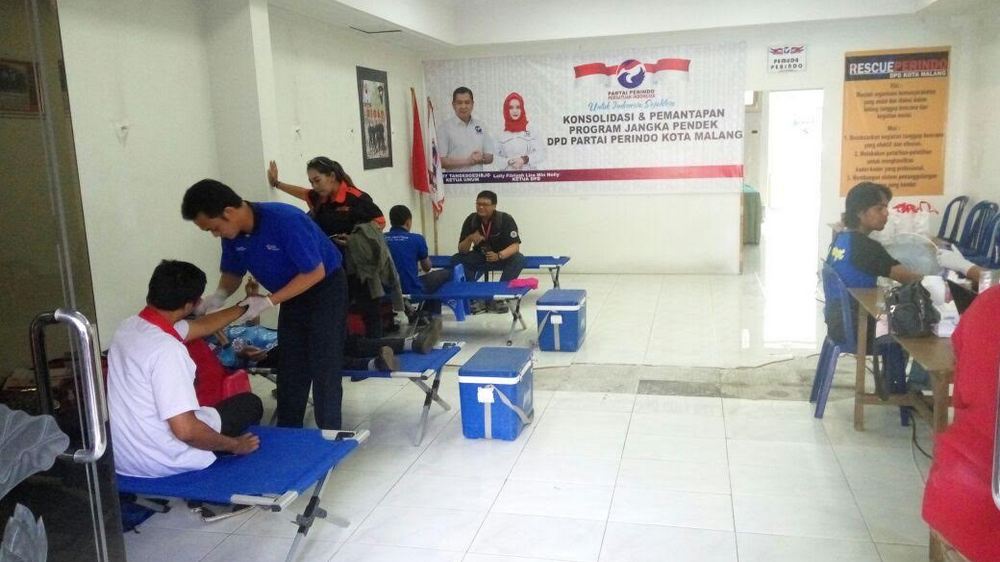 Suasana donor darah di Kantor DPD Perindo Kota Malang. (Ist)