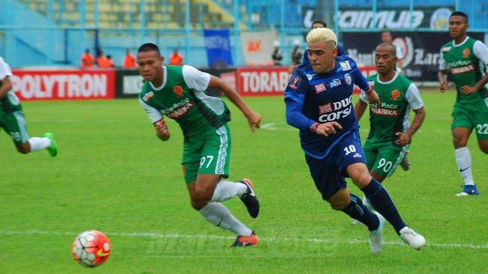 El Loco Gonzales berebut bola dengan pemain PS TNI. (deny)