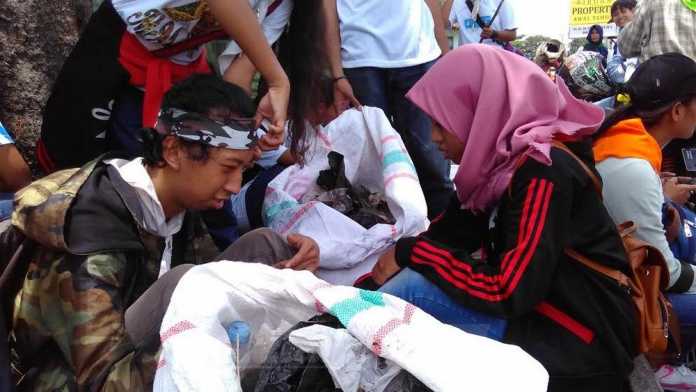 Forsila Mapala Malang Raya melakukan aksi bersih sampah di World Water Day (Tika)