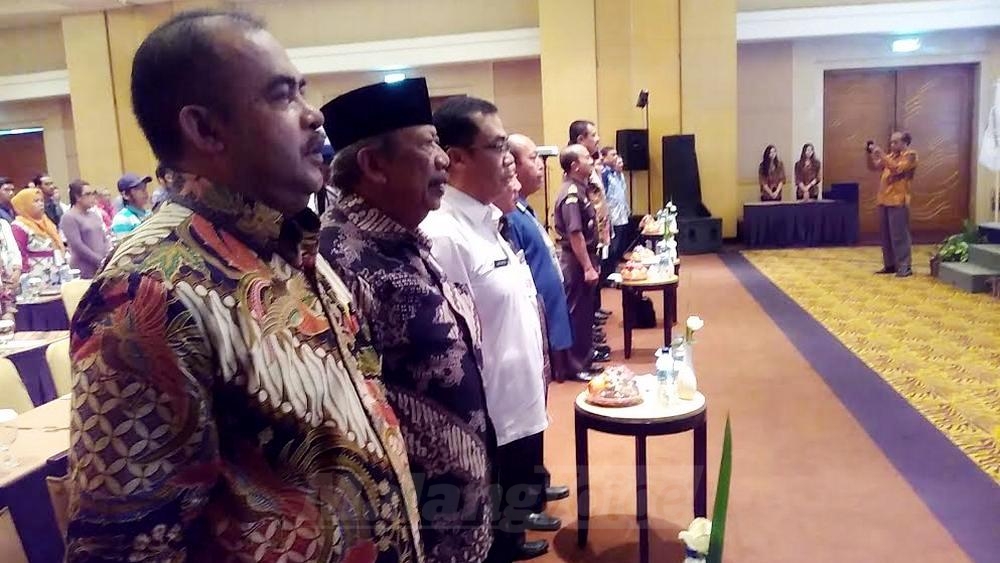Sejumlah peserta menyanyikan lagu Indonesia Raya sesaat sebelum acara dimulai. (Muhammad Choirul)