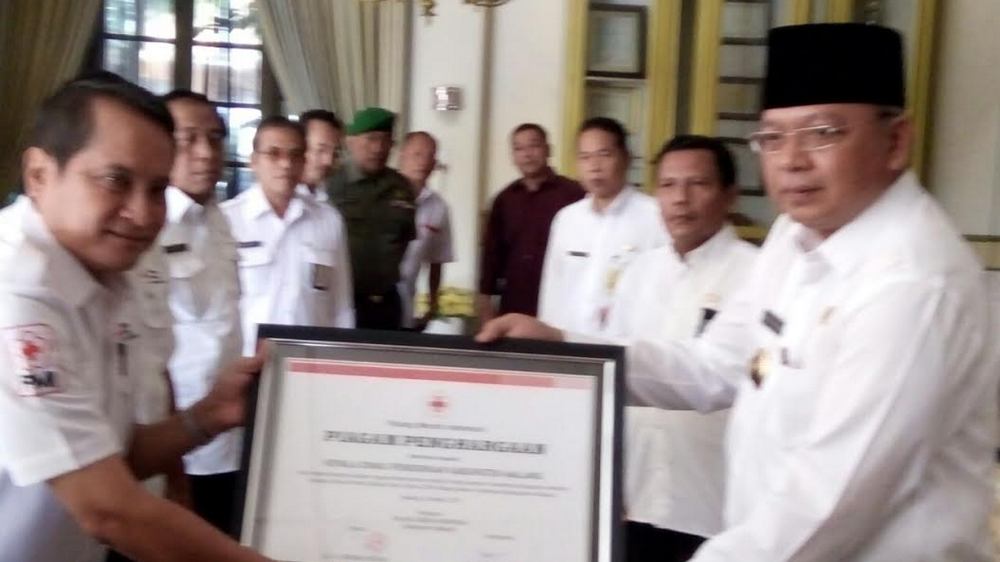 Bupati Malang, H Rendra Kresna menerima perolehan bulan dana PMI tahun 2016.(PMI for MVoice)