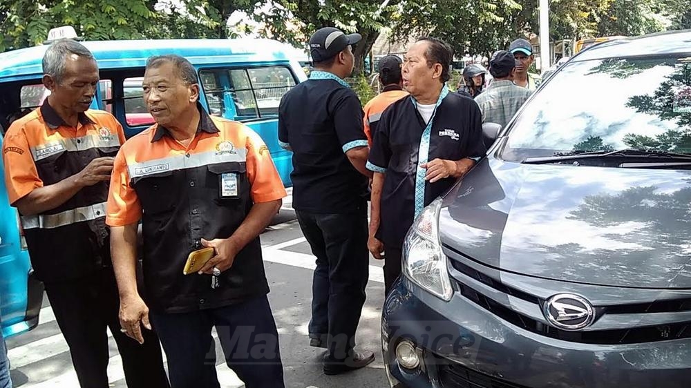 Ilustrasi sopir taksi konvensional 'mengamankan' taksi online di Kota Malang. (Muhammad Choirul)