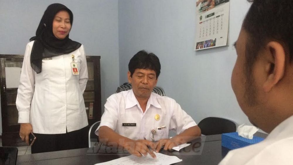 Kabag Kesra Pemkot Malang, Alie Mulyanto, mendaftar ke BKD menjadi calon Kasatpol PP. (Muhammad Choirul)