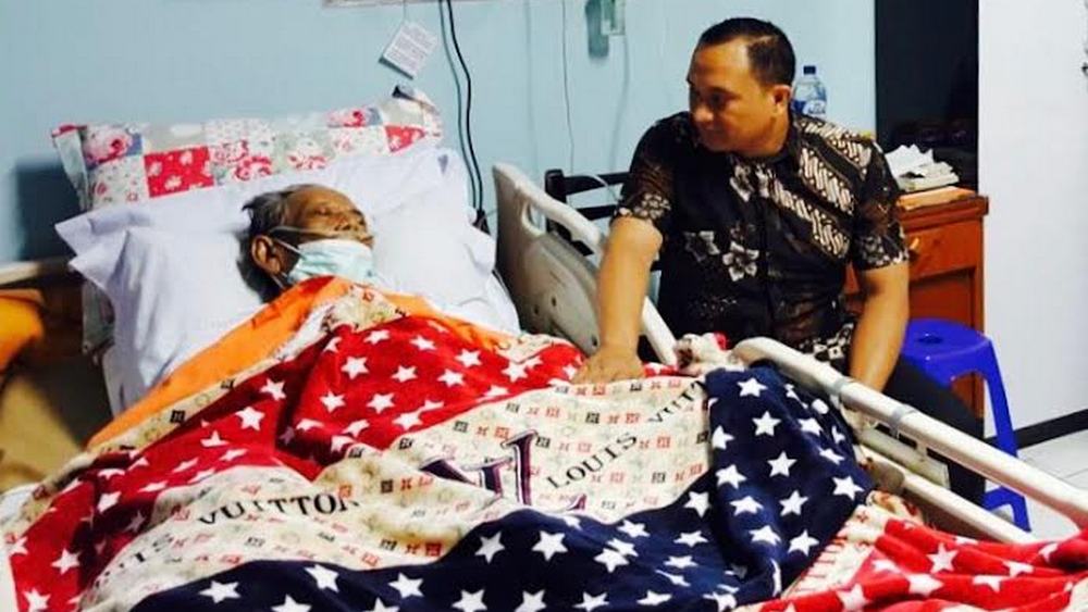 Kapolres Malang, AKBP Yade Setiawan Ujung saat membesuk KH Hasyim Muzadi ketika dirawat di RS Lavallete.(ist)