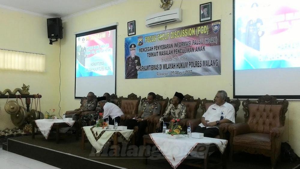 Kapolres Malang, AKBP Yade Setiawan Ujung, bersama Plt Dinas Pendidikan dan Muspika dalam acara sosialisasi pencegahan informasi palsu (Hoax).(Miski)