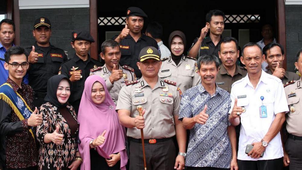 Kapolres Malang, AKBP Yade Setiawan Ujung, usai melaunching 2 in 1 Public Service.(ist)