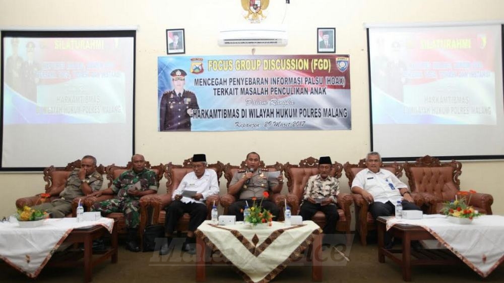 Kapolres Malang, AKBP Yade Setiawan Ujung, saat Focus Group Discuss (FGD) tentang pencegahan informasi palsu.(ist)