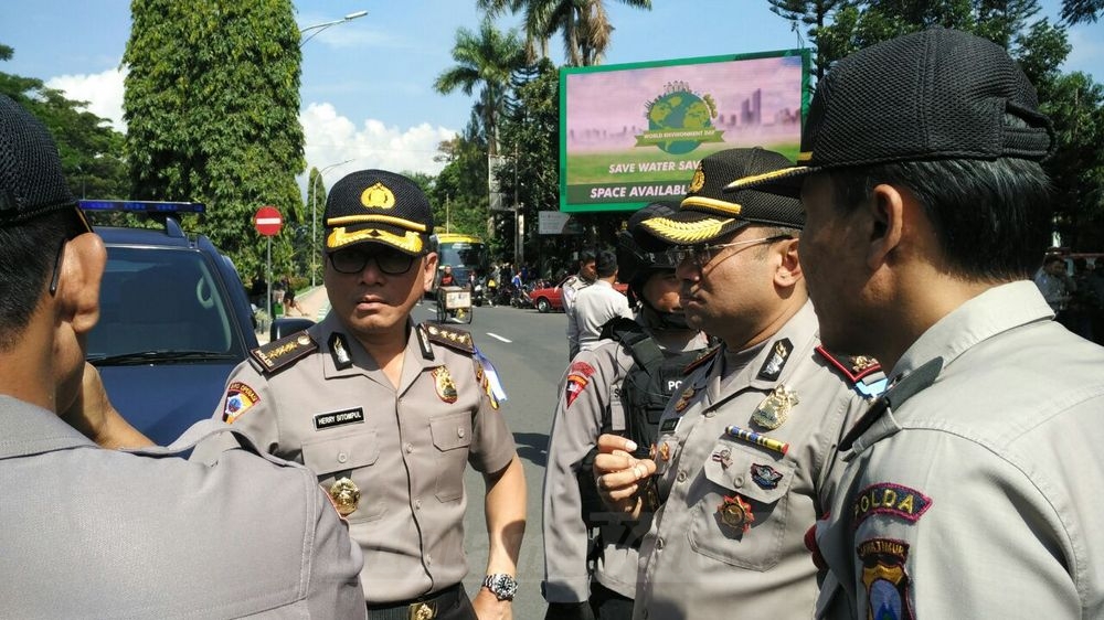 Karo Ops Polda Jatim, Kombespol Herry Sitompul berkoordinasi dengan Kapolres Malang Kota, AKBP Decky Hendarsono. (deny)