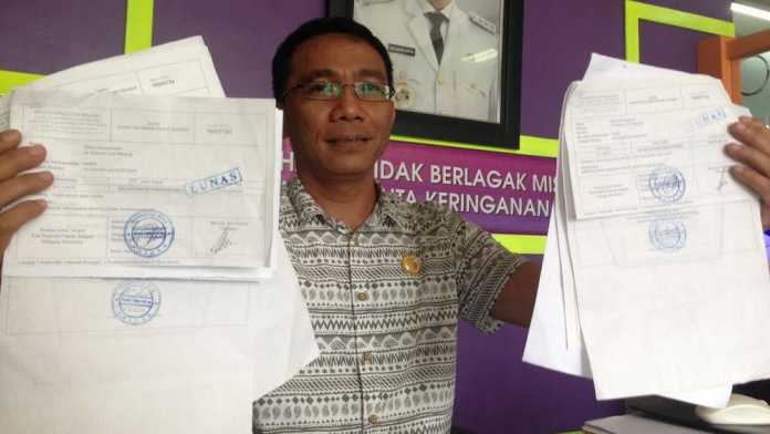 Kepala BP2D Kota Malang, Ir H Ade Herawanto MT, menunjukkan bukti pemalsuan dokumen dan tanda terima. (BP2D for MVoice)