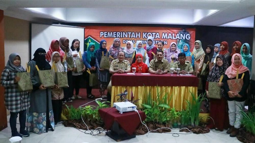 Kepala Dinas Perindustrian (Disperin) Kota Malang, M Subkhan, foto bersama para pembicara dan peserta workshop.