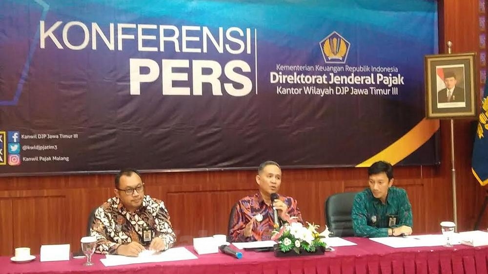 Kepala Kanwil DJP Jawa Timur III, Rudy Gunawan Bastari (tengah), saat jumpa pers, Selasa (21/3). (Muhammad Choirul)