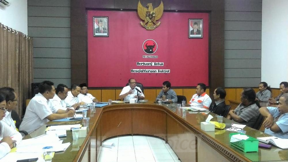 Ketua Komisi B, Kusmantoro Widodo (tengah), bersama anggota komisi saat hearing bersama paguyuban pedagang dan IKAPPI.(Miski)