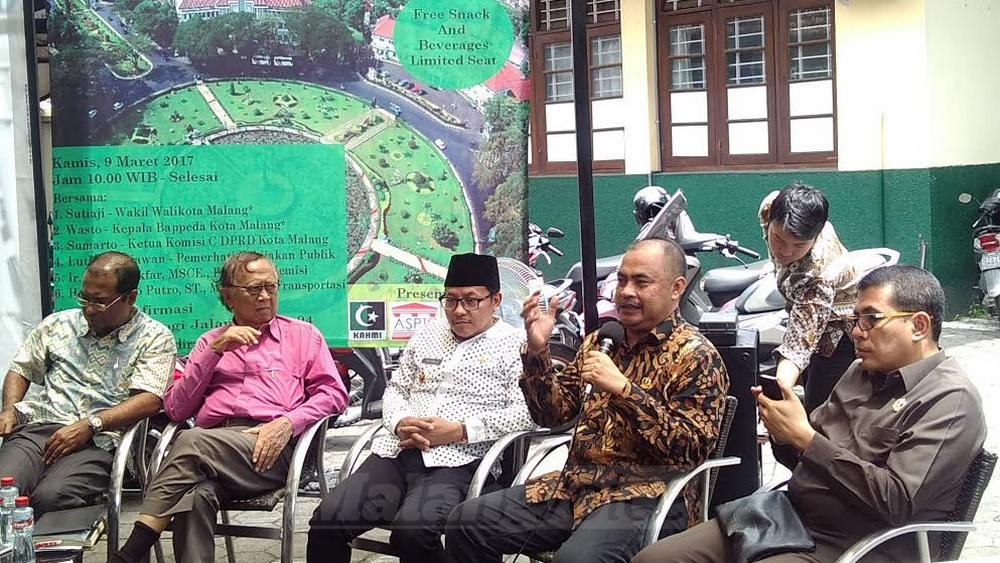 Ketua Komisi C DPRD Kota Malang, Bambang Sumarto (dua dari kanan), menghadiri diskusi terkait transportasi. (Muhammad Choirul)
