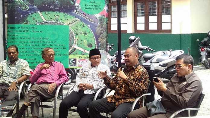 Ketua Komisi C DPRD Kota Malang, Bambang Sumarto, (dua dari kanan) menghadiri diskusi terkait transportasi. (Muhammad Choirul)