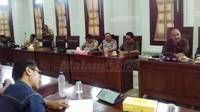Ketua Komisi C DPRD Kota Malang, Bambang Sumarto (paling kanan), memaparkan hasil keputusan bersama. (Muhammad Choirul)