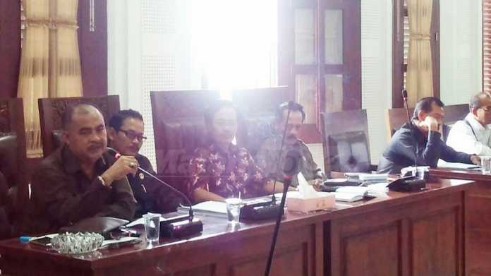 Ketua Komisi C DPRD Kota Malang, Bambang Sumarto (paling kiri), memaparkan hasil keputusan bersama. (Muhammad Choirul)