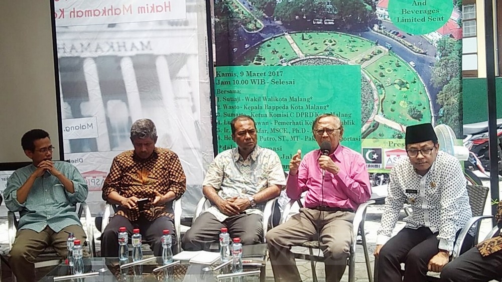 Ketua Yayasan Lembaga Konsumen Indonesia (YLKI) Malang, Suminto (dua dari kanan). (Muhammad Choirul)