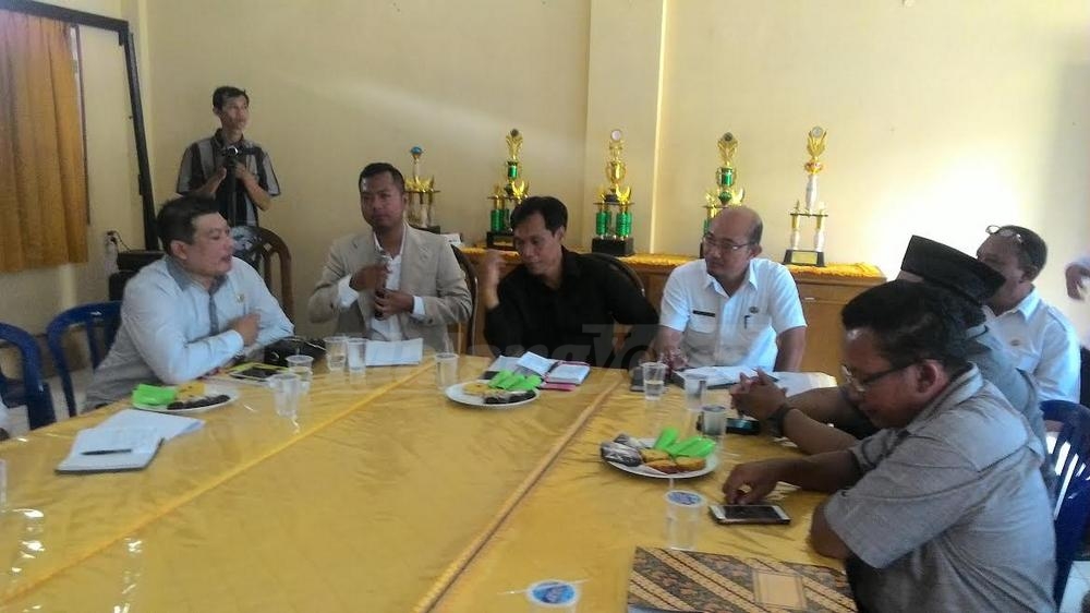 Komisi A DPRD melakukam sosialisasi Pilkades di Kantor Kecamatan Turen.(miski)