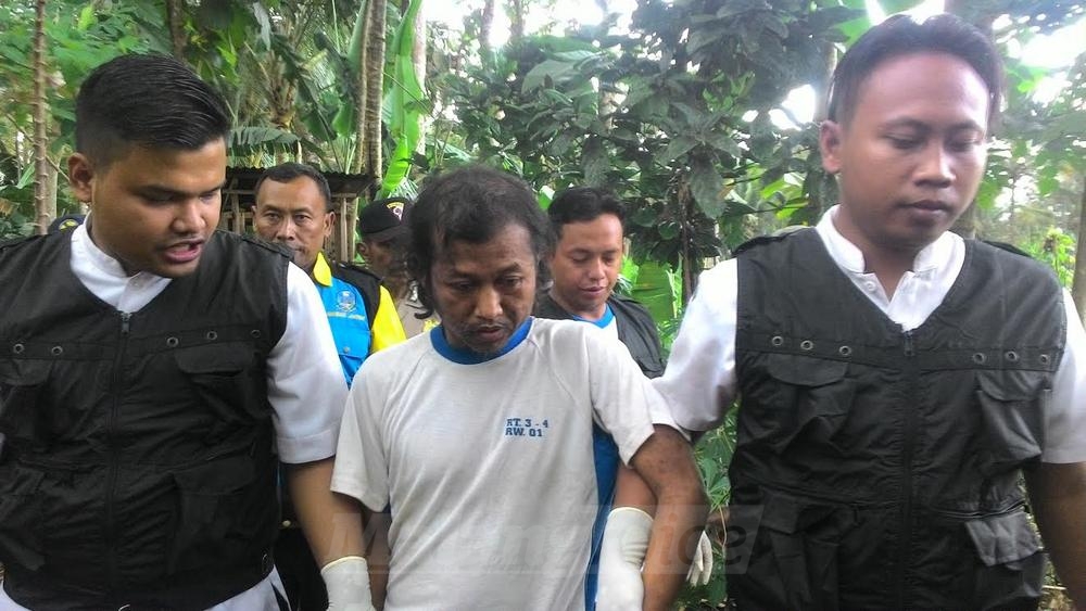 Korban pasung, Tego Susanto saat dibawa petugas setelah dibebaskan dari pasung.(Miski)