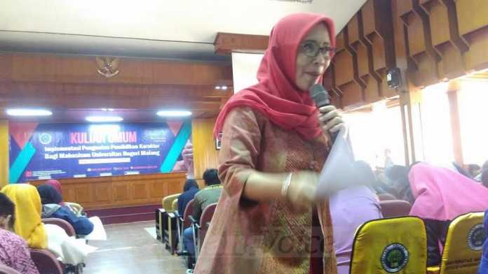 Kuliah tamu oleh Dr Umi Dayati MPd (Tika)