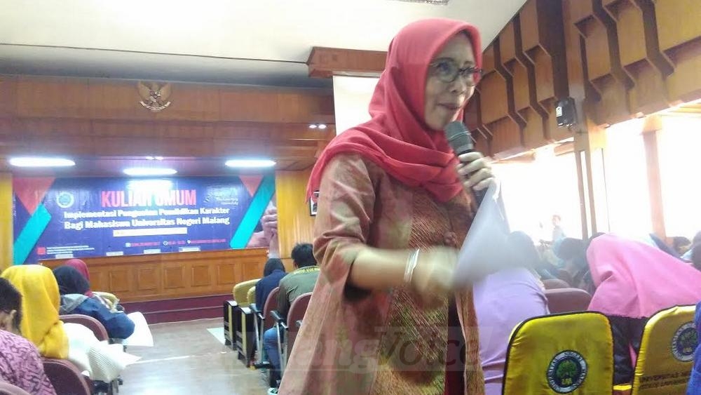 Kuliah tamu oleh Dr Umi Dayati MPd (Tika)