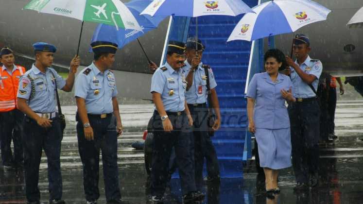 Selamat datang: Kasau, Marsekal TNI Hadi Tjahjanto saat tiba di landasan VVIP disambut hujan deras