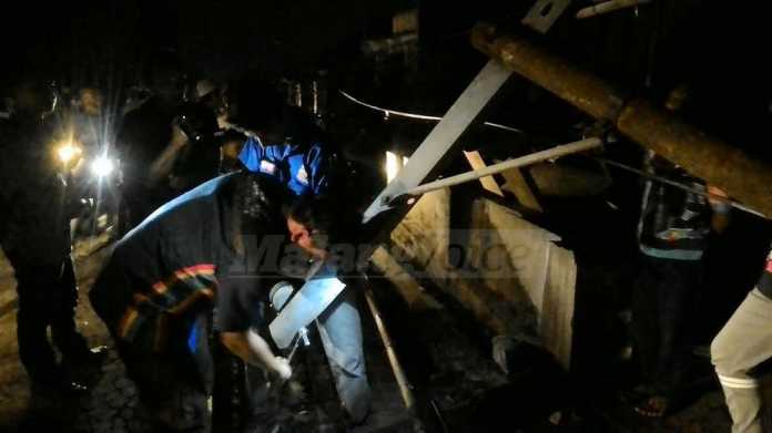Petugas PLN saat memperbaiki saluran listrik pasca di Desa Langlang diterjang puting beliung.(miski)