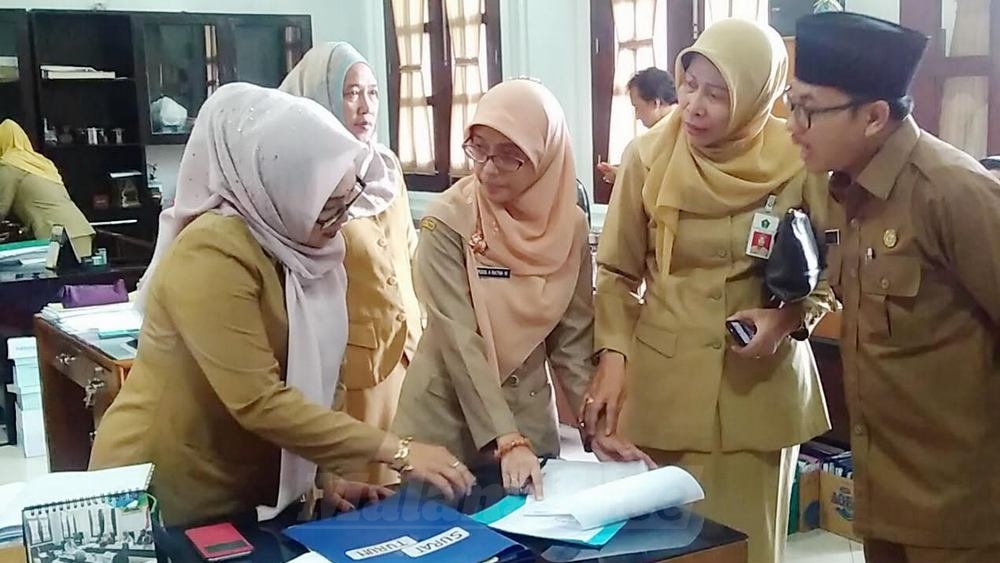 Kepala BKD Kota Malang, Anita Sukmawati (dua dari kanan) saat memeriksa berkas kepegawaian. (Muhammad Choirul)