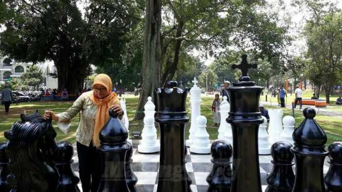 Papan catur raksasa jadi wahana baru di Alun-alun Merdeka Kota Malang. (Muhammad Choirul)