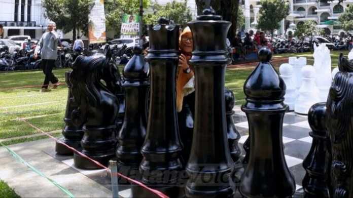 Papan catur raksasa jadi wahana baru di Alun-alun Merdeka Kota Malang. (Muhammad Choirul)