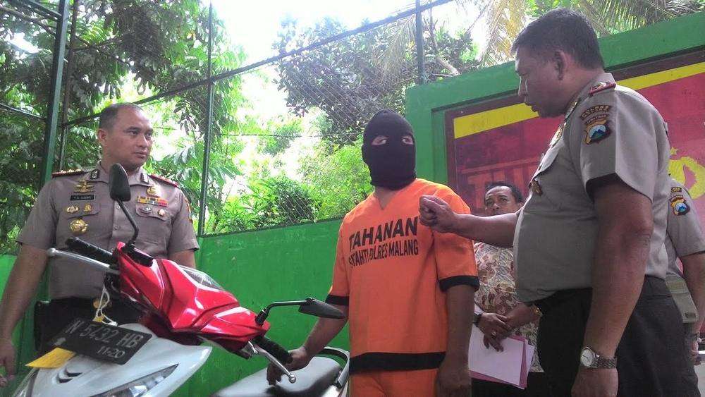 Pelaku pencurian sepeda motor saat rilis di Mapolres Malang.(Miski)