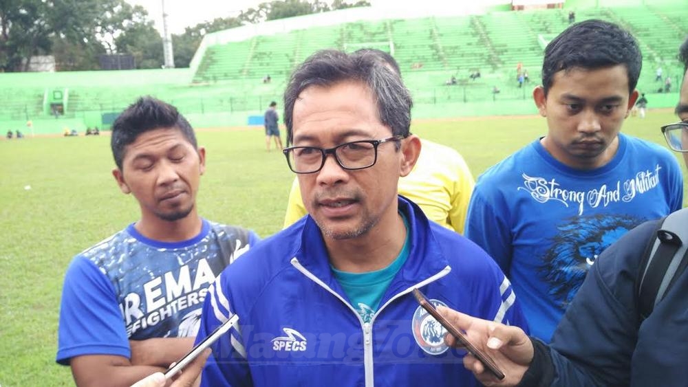 Pelatih Singo Edan, Aji Santoso. (deny)