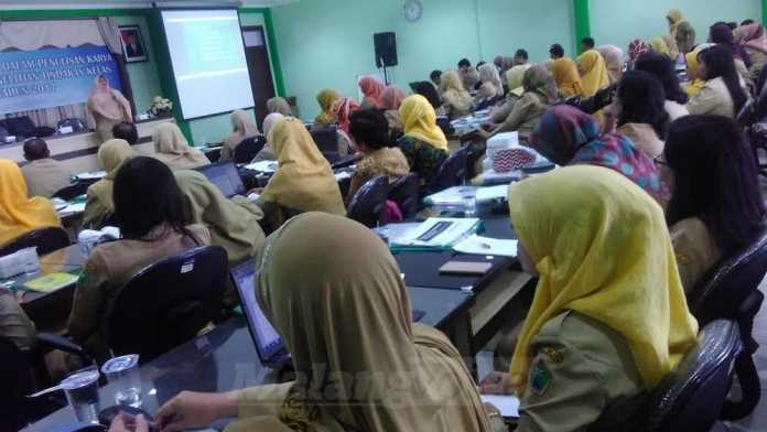 Pelatihan kepenulisan karya ilmiah dan Penilaian Tindakan Kelas (PTK) di Disdik Kota Malang (Tika)