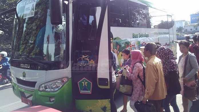 Penumpang terlantar diangkut menggunakan bus sekolah Pemkot Malang. (Muhammad Choirul)