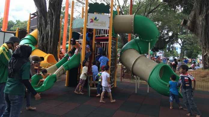 Playground di Alun-alun Merdeka Kota Malang ramai digunakan arena bermain anak. (Bagian Humas Pemkot Malang)