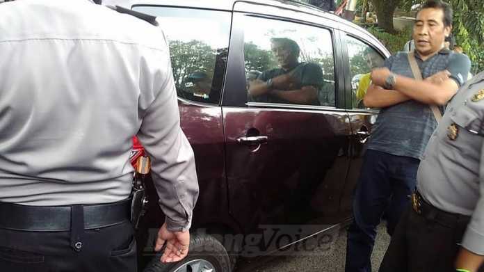 Polisi menjaga kendaraan milik pengemudi taksi online di sekitar Stasiun Kota Baru. (Muhammad Choirul)
