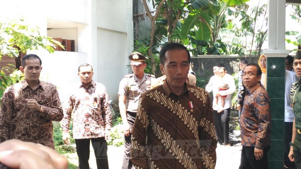 Presiden Jokowi di kediaman KH Hasyim Muzadi. (deny)
