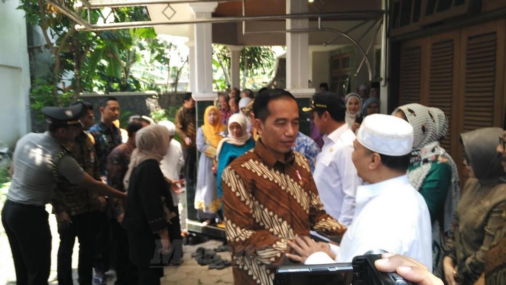 Presiden Jokowi usai menjenguk KH Hasyim Muzadi. (deny)