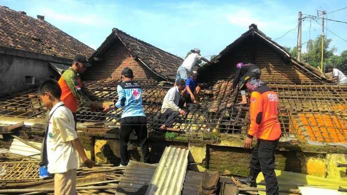 Relawan bersama warga melangsungkan pembersihan material pasca bencana.(Miski)