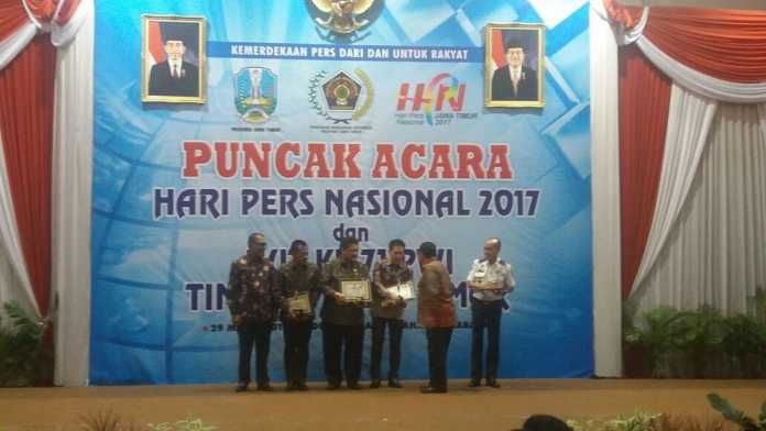 Ridwan Hisjam menerima penghargaan dari PWI Jawa Timur. (Ist)