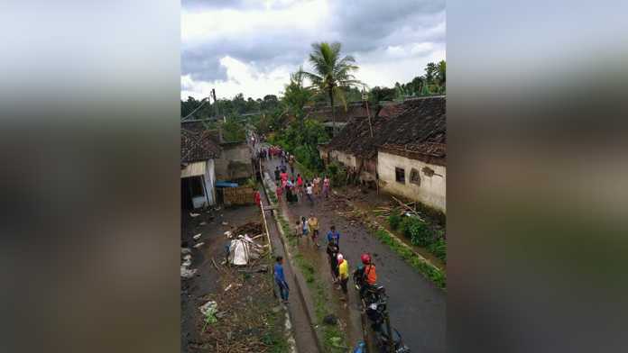 Rumah warga di Kecamatan Jabung rusak pasca diterjang puting beliung.(ist)