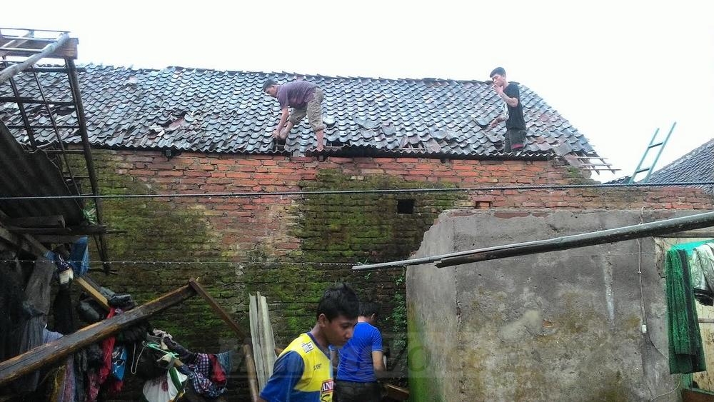 Salah stau rumah warga di Dusun Blandit, Desa Wonorejo, Desa Singosari, Kabupaten Malang, rusak pasca diterjang puting beliung.(Miski)