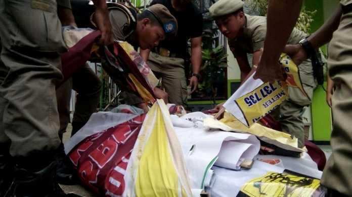 Satpol PP Kota Malang menertibkan reklame ilegal. (Muhammad Choirul)