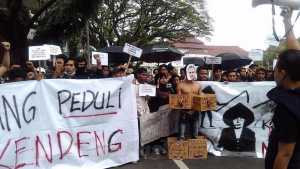 Segenap massa Aliansi Malang Peduli Kendeng berunjuk rasa di Bundaran Tugu. (Muhammad Choirul)