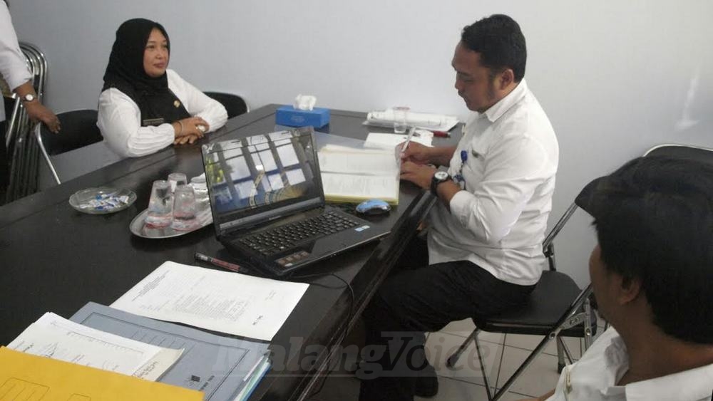 Sekretaris Barenlitbang, Diah Ayu K, mendaftar seleksi Kasatpol PP. (Muhammad Choirul)