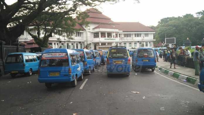 Sopir angkot masih bertahan di Balai Kota Malang. (deny)